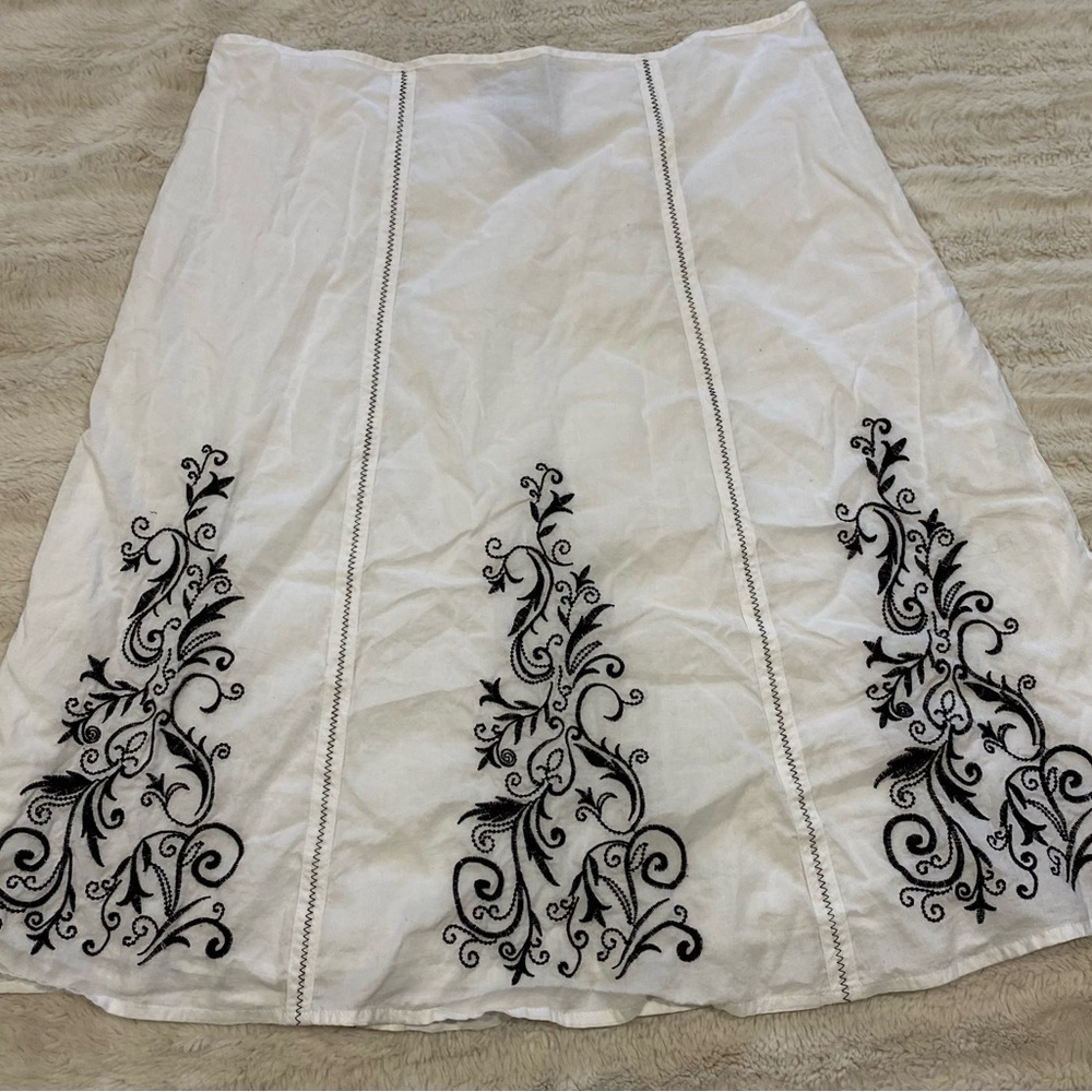 George White and Black Embroidered A-Line Skirt Cocktail